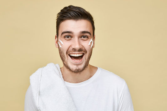 Crema idratante viso uomo: smetti di rubare quella della tua ragazza (non è fatta per te)